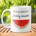 Mug Pastèque de Réunion familiale<br><div class="desc">Cette tasse à retrouvailles familiale est décorée d'une pastèque rouge. Facile à personnaliser. Utilisez l'outil de conception pour modifier la taille,  le style ou la couleur du texte. En créant notre oeuvre,  vous ne trouverez pas cette image exacte d'autres créateurs. Aquarelle originale © Michele Davies.</div>