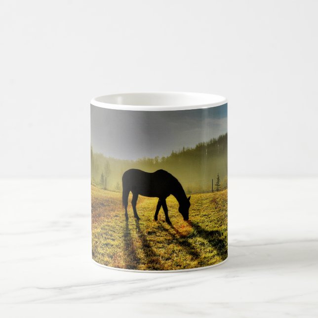 Mug Pâturage à cheval au lever du soleil dans le champ (Centre)