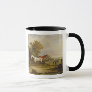 Mug Pâturage de chevaux : Un étalon gris frôlant av