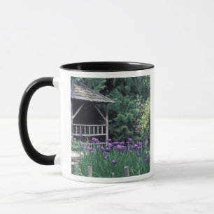 Mug Pavillon en bois dans le jardin en contrebas à