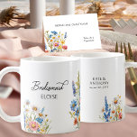 Mug Pays Fleur sauvage Bridesmaid Mariage cadeau<br><div class="desc">Canapé-cadeau mariage fleur sauvage de campagne pour vos demoiselles d'honneur, avec bouquets colorés de fleurs sauvages dans les tons rose, jaune, bleu et blanc. Des fleurs rustiques, un style élégant et une palette de couleurs multi-saisons se combinent, dégageant un charme sans effort. La tapisserie de couleurs dans ce joli design...</div>