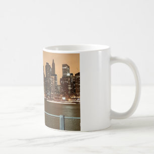 Mug Paysage urbain de New York la nuit à travers l'eau