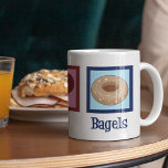 Mug Peace Love Bagels<br><div class="desc">Peace Love Bagels. Un joli cadeau de propriétaire de bagel pour un amoureux de la pâtisserie et de la restauration de petit-déjeuner.</div>