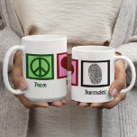 Mug Peace Love Forensics<br><div class="desc">Si vous trouvez la science légale fascinante, c'est le design parfait. Il comporte un signe de paix, un coeur et une empreinte digitale.</div>