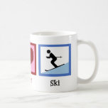Mug Peace Love Ski<br><div class="desc">Un joli cadeau de ski pour un passionné de ski qui aime se rendre sur les pistes en hiver. Un signe de paix,  un coeur et une personne en ski qui descend une montagne enneigée en bleu. Un cadeau de Noël de ski cool.</div>