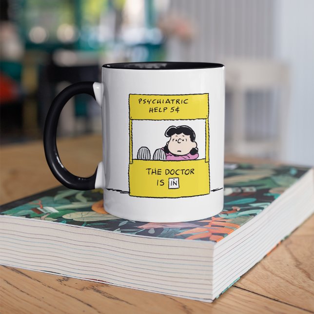 Mug Peanuts | Lucy & le docteur est là (Mug on table)