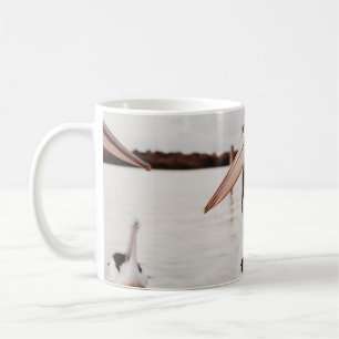 MUG PELICAN BLANC SUR LE CORPS D'EAU PENDANT LA JOURN