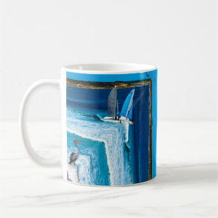 Mug Pélican Regardant Un Bateau À Voile,