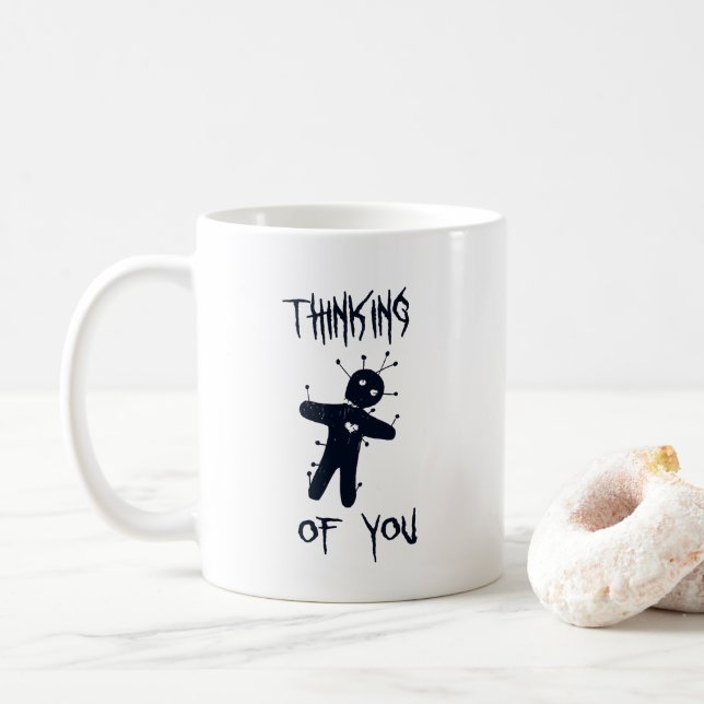 Mug Penser à vous - Drôle Halloween Poupée Voodoo (Avec donut)