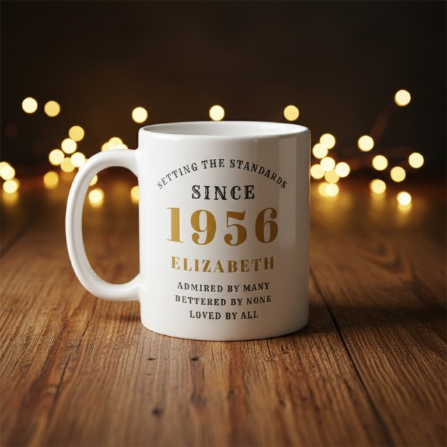 Mug Personnalisé 70e Anniversaire 1956 Ajouter un Nom  (Born 1956 birthday gift mug. Background out of focus.)