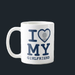 Mug Personnalisé J'aime mon petit ami photo texte<br><div class="desc">Créez votre propre bleu marine I Love My Girlfriend personnalisée Photo et tasse de texte avec ce modèle chemise moderne et drôle avec une police serif en dalle cool et photo de petite amie dans un coeur rouge énorme. Ajoutez votre propre photo, votre nom ou tout texte personnalisé. Le design...</div>