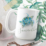 Mug Personnalité du Tourtle de la mer verte<br><div class="desc">Add tropical Style to your home with my beach themalized mug featuring a réplica of my original painted watercolor sea turtle and monstera palm leaves shades of blue green and turquoise. Your name is set in hand lettered script typographiy. Makes a perfect holiday turtle empoisonne 25 $ pour la vie...</div>