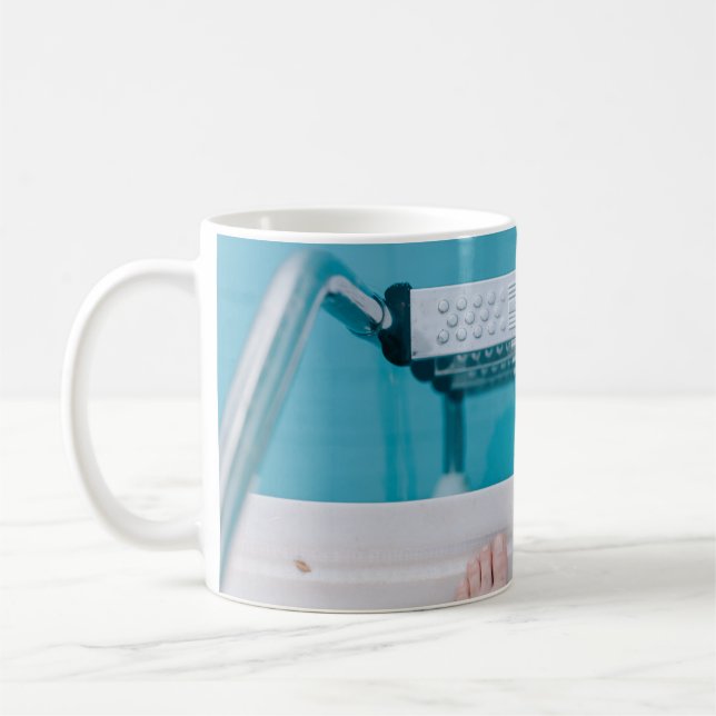 Mug Personne debout sur l'échelle de la piscine (Gauche)