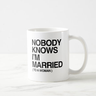 Mug PERSONNE NE SAIT QUE JE SUIS MARIÉ À UNE FEMME -.p