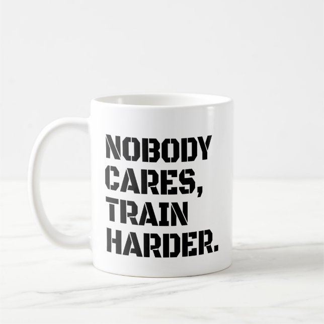 Mug Personne Ne Se Soucie De Train Plus Harder  (Gauche)