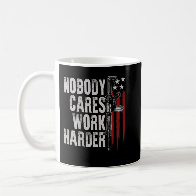 Mug Personne ne se soucie de travailler Harder AR-15 p (Gauche)