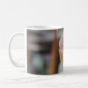Mug Personne tenant de la crème glacée à la fraise