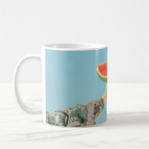 Mug Personne tenant de la pastèque tranchée