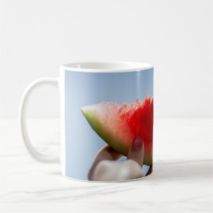 Mug Personne tenant de la pastèque tranchée