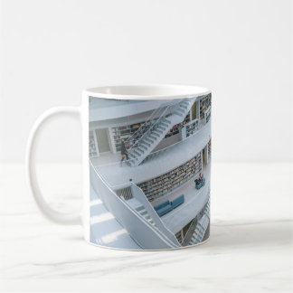 MUG PERSONNES MARCHANT À L'INTÉRIEUR DE LA BIBLIOTHÈQU