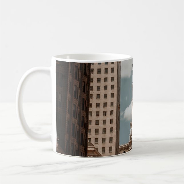 MUG PERSONNES MARCHANT DANS LA RUE PRÈS DES BÂTIMENTS  (Gauche)