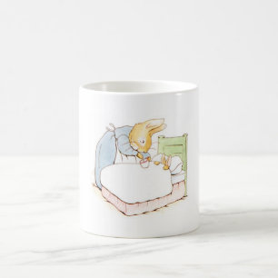Mug Peter Rabbit au lit (Être nourri par sa mère)