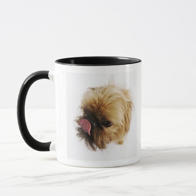 Mug Petit chien sur l'arrière - plan blanc, vue courbe (Gauche)
