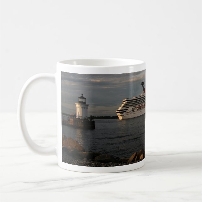 Mug Petit-déjeuner - Bateau de croisière quittant le p (Gauche)