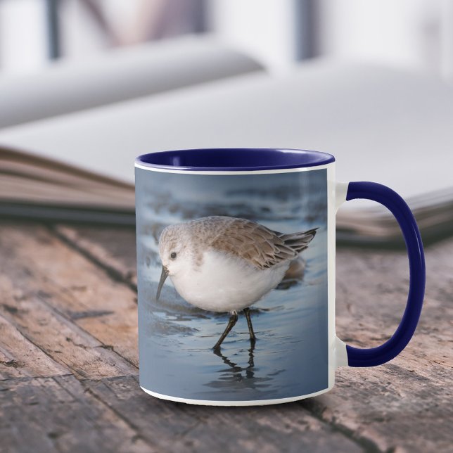 Mug Petit Sanderling mignon à la plage (Cute Sanderling Strolling on Beach 11 oz Coffee Mug Cover Photo.)