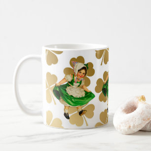 Mug Petite fille irlandaise dans les shamrocks verts