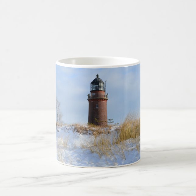 Mug Phare de Sturdy sur une côte rocheuse en hiver (Centre)