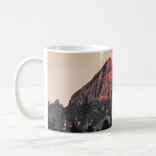 MUG PHOTO À FAIBLE ANGLE DE FORMATION ROCK