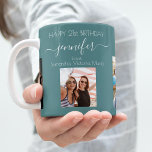 Mug Photo d'anniversaire meilleurs amis noms vert fonc<br><div class="desc">Un cadeau d'amis pour le 21e anniversaire d'une femme, célébrant sa vie avec 3 de vos photos d'elle, de ses amis, de sa famille, de son intérêt ou des animaux de compagnie. Personnalisez et ajoutez son nom, son âge de 21 ans et vos noms. Un arrière - plan vert foncé...</div>