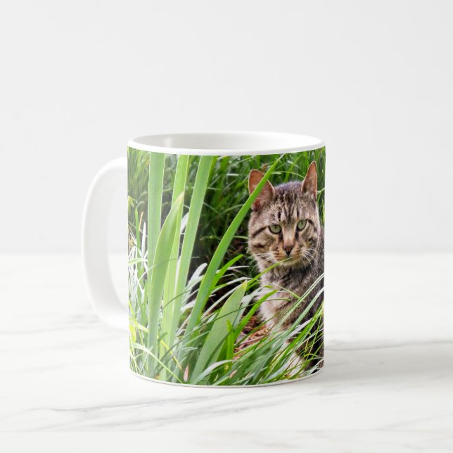 Mug Photo de chat tigré assis dans l'herbe  (Devant gauche)