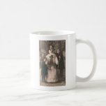 Mug Photo de Christmas Girls et Snowman Vintage<br><div class="desc">Une charmante carte postale de Noël 1910 française de deux jolies et adorables petites filles qui s'embrassent et posent avec leur ami bonhomme de neige festif,  alors que la neige flotte sur elles.</div>