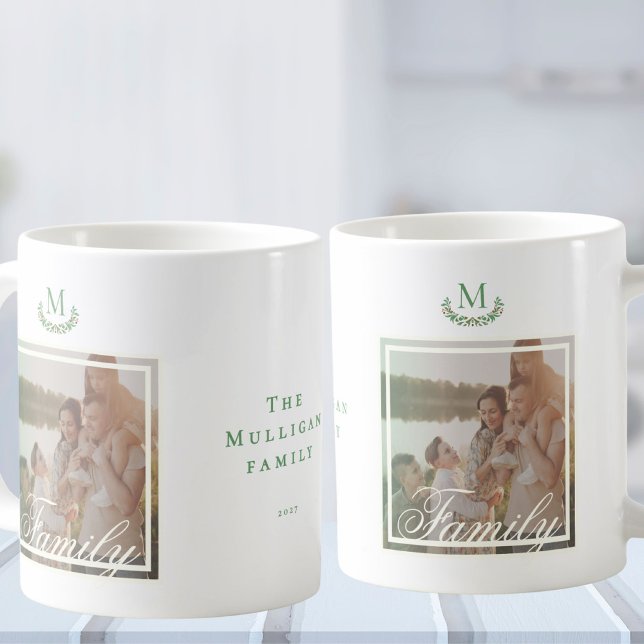 Mug Photo de famille élégante Monogram Wreath (Créateur téléchargé)