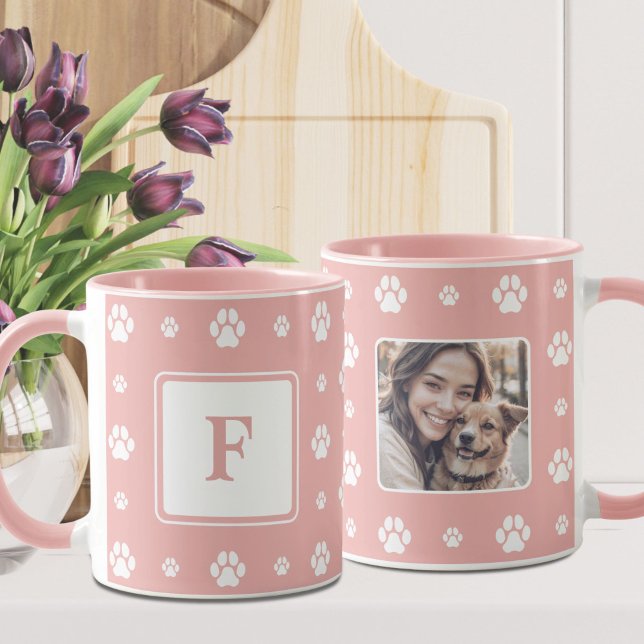 Mug Photo de patte de chien rose blanc monogramme  (Créateur téléchargé)