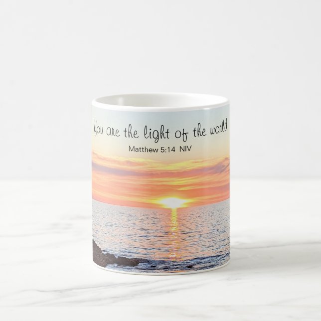 Mug Photo du coucher du soleil sur Ocean Bible Verse (Centre)