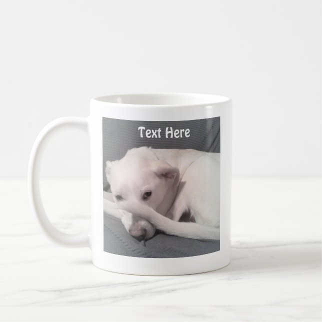 Mug Photo d'un chien blanc mignon se cachant derrière  (Gauche)
