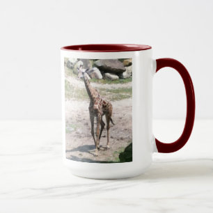 Mug Photo d'une petite girafe marchant dans la nature,