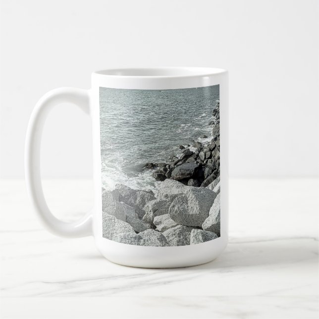 Mug Photo en noir et blanc d'une côte rocheuse de l'oc (Gauche)