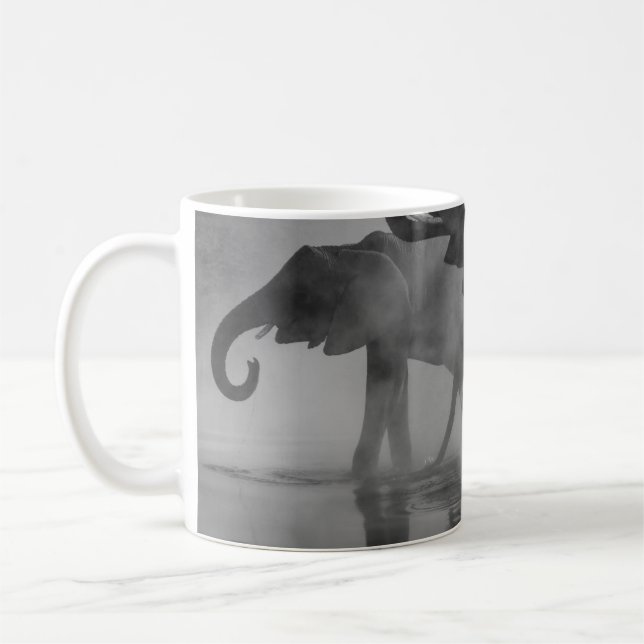 MUG PHOTO GRAYSCALE D'ÉLÉPHANTS EN EAU POTABLE (Gauche)