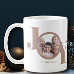 Mug Photo Joy<br><div class="desc">Cette Mug photo de Noël moderne et design est décorée du mot JOY en beige taupe sur un arrière - plan blanc. Facilement personnalisable avec votre photo et votre nom.</div>
