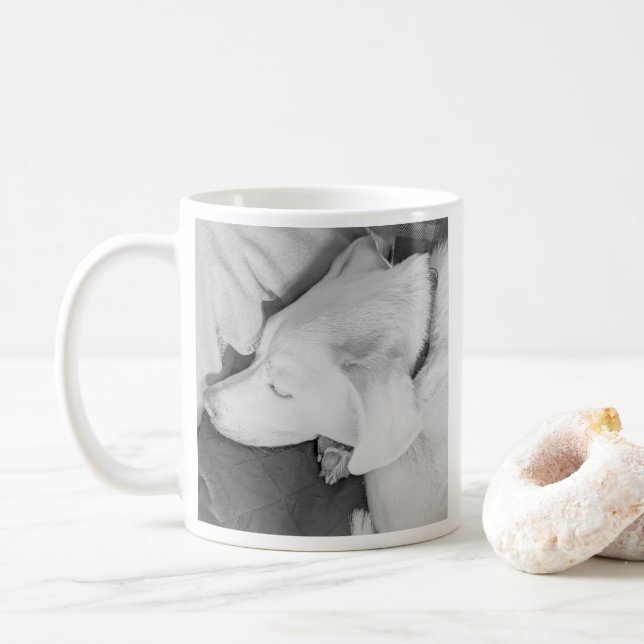 Mug Photo N&B d'un beau chien blanc endormi (Avec donut)