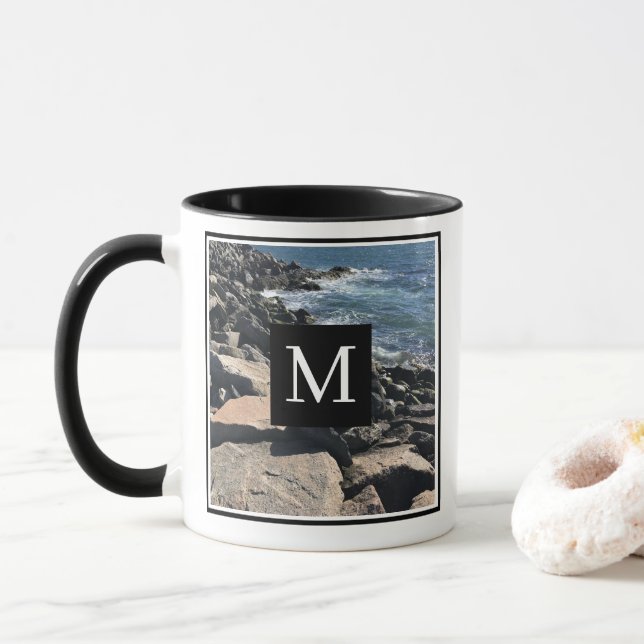 Mug Photo Ocean Waves and Rocks Initial Black (Avec donut)