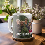 Mug Photo panoramique Reunion familiale avec type<br><div class="desc">Une façon amusante d'afficher une photo de votre réunion de famille. Ce modèle est aménagé pour 1 photo panoramique ou paysage,  assez pour s'adapter à une photo de groupe de toute la famille. La simple superposition de texte est en blanc.</div>
