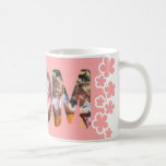 Mug Photo personnalisée de Pink Mom<br><div class="desc">Une tasse rose sucrée qui épelle "MOM" qui peut être personnalisée avec vos photos préférées. Motif floral rose. Juste adorable. Le cadeau parfait pour toute occasion.</div>