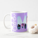 Mug Photo personnalisée de Purple Mom<br><div class="desc">Une tasse violette qui épelle "MOM" qui peut être personnalisée avec vos photos préférées. Modèle fleuri violet. Juste adorable. Le cadeau parfait pour toute occasion.</div>