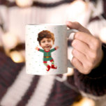 Mug Photo personnalisée Visage drôle Noël Elf Kid<br><div class="desc">Remplacez le visage de cet elfe par votre photo préférée (assurez-vous de recadrer autant que possible sur le visage et utilisez une application pour enlever l'arrière - plan) et personnalisez cette tasse à café de Noël amusante avec votre enfant, mari ou petit ami ! Aussi une surprise amusante et unique...</div>