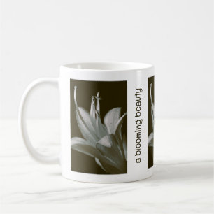 Mug Photographie de fleur d'Hosta sépia vintage gris-v